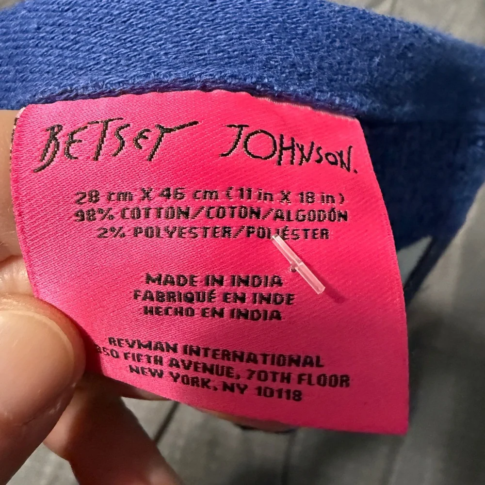 Betsey Johnson totally skulls Blue Fingertip towel 11x18